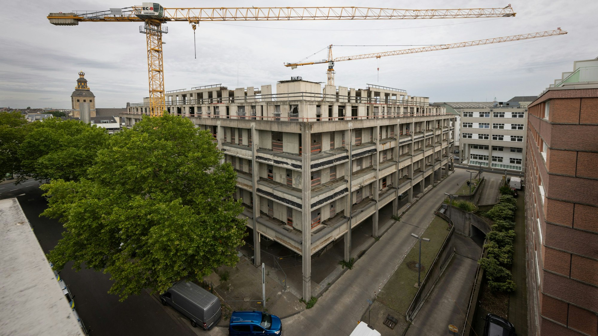 Mehr als das Betonskelett ist vom früheren Briefverteilzentrum des Postamts an der Stolkgasse nicht übrig.