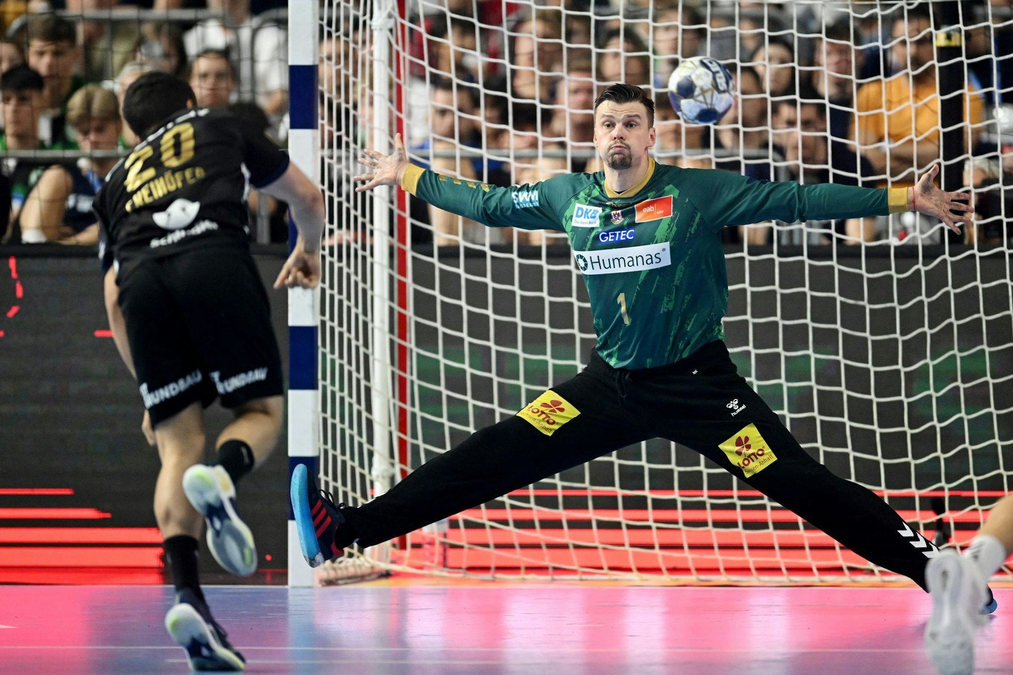 Magdeburgs Torhüter Sergey Hernandez (r) war ein Garant beim Gewinn der Champions League
