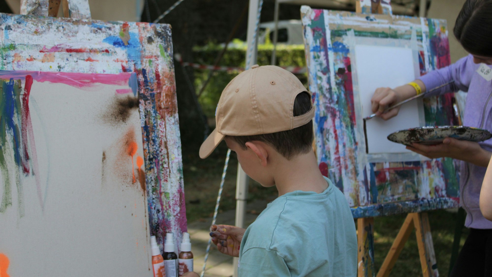 Angeleitet durch die Künstlerin Lukrezia Krämer werden die Kinder beim Malen kreativ.