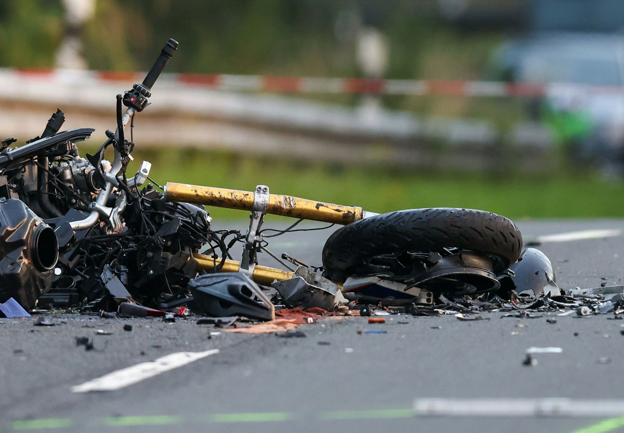 25.07.2025, Nordrhein-Westfalen, Köln: Ein vollkommen zerstörtes Motorrad liegt nach einem Frontalunfall auf der Straße. Bei einem Frontalzusammenstoß sind zwei Motorradfahrer ums Leben gekommen.