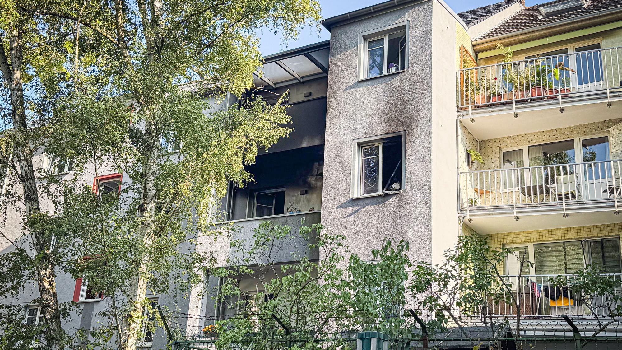 In diesem Haus ist das Feuer ausgebrochen.