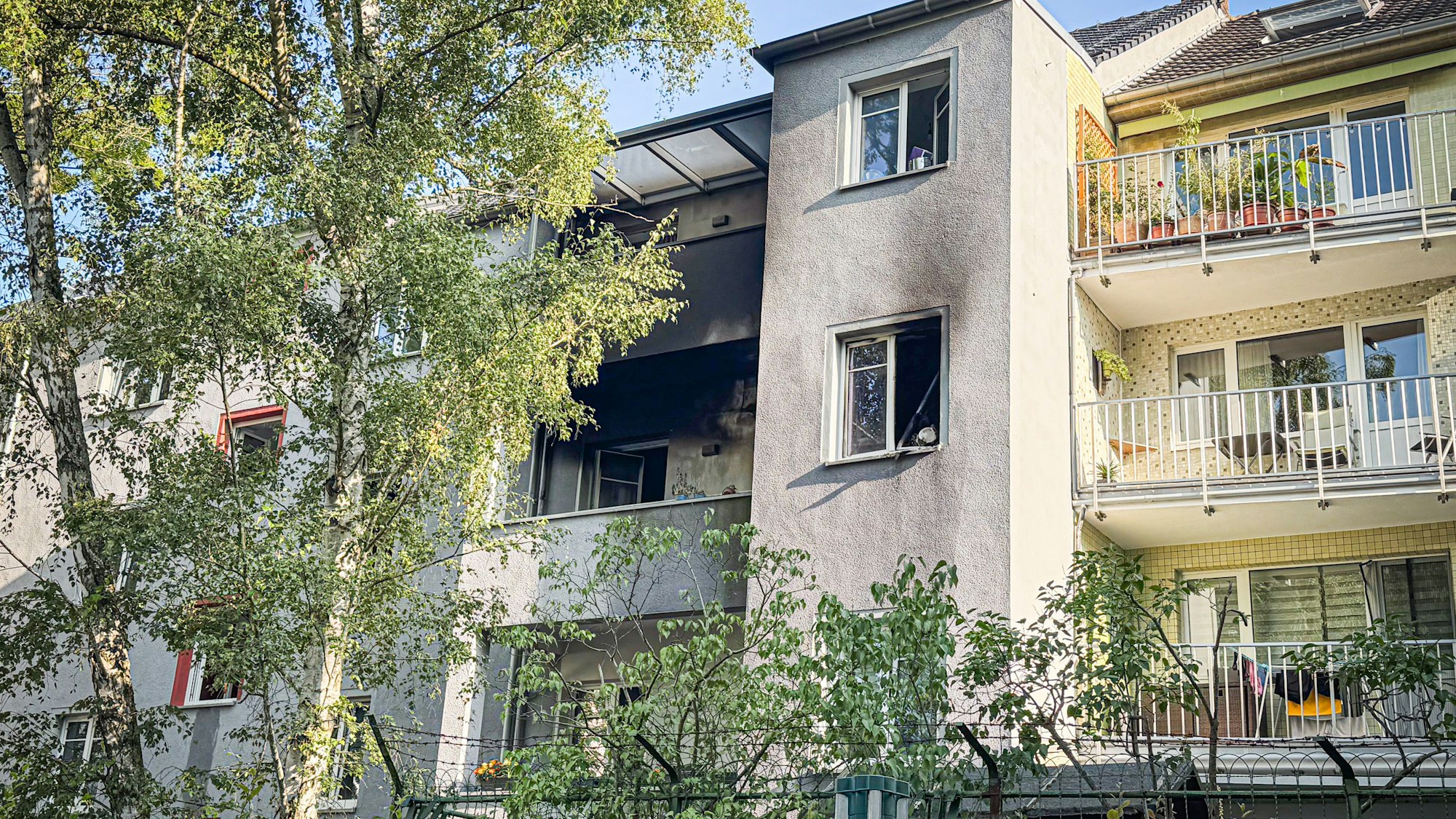 In diesem Haus ist das Feuer ausgebrochen.