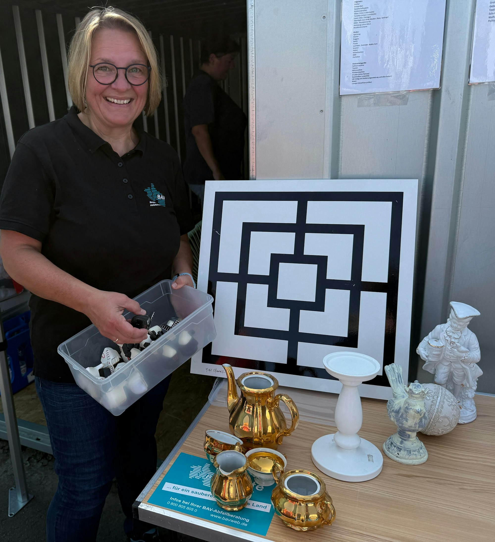 Die Bav-Mitarbeiterin Ina Schröder hat auch auf dem Wertstoffhof im Gewerbegebiet von Waldbröl-Hermesdorf alles im Griff.