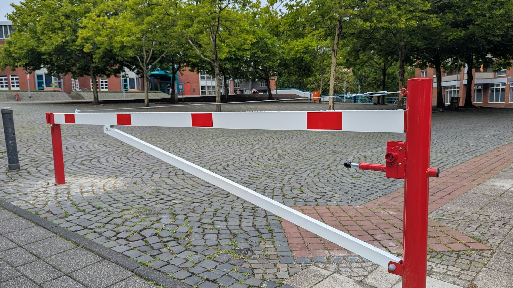 Das Foto zeigt die Schranke vor dem Otto-Räcke-Platz am Bürgerhaus.