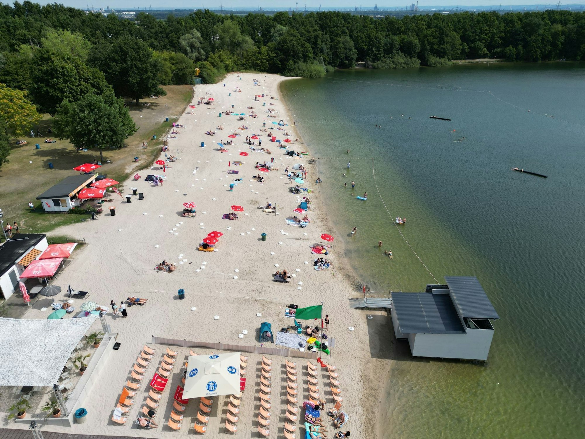 Temperaturen bis 36 Grad sind perfekt für einen Tag am See - auch in der Nacht bleibt es sehr warm. (Archivbild)