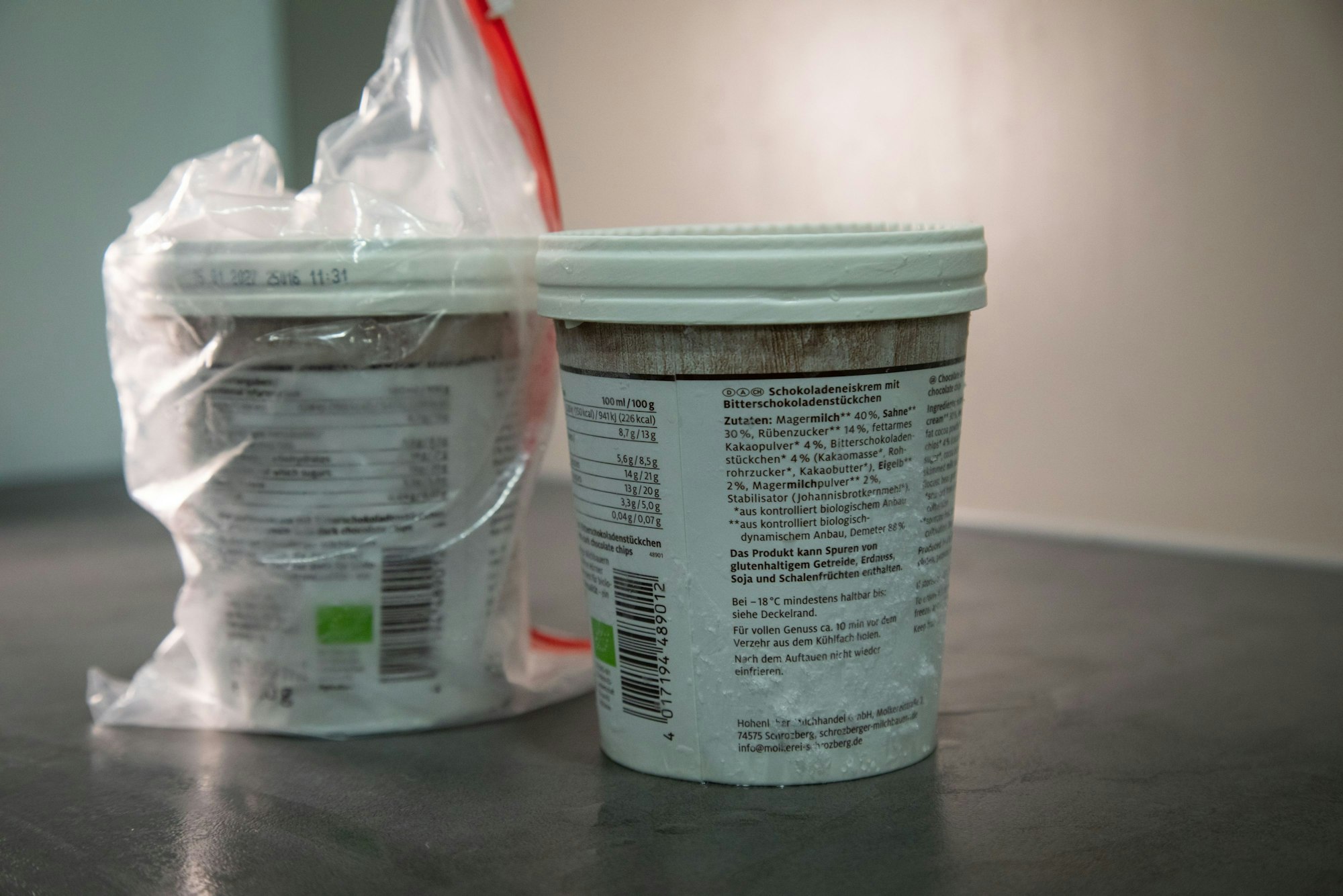 Schritt 3: Das Eis nach mehreren Stunden wieder aus dem Gefrierfach nehmen.