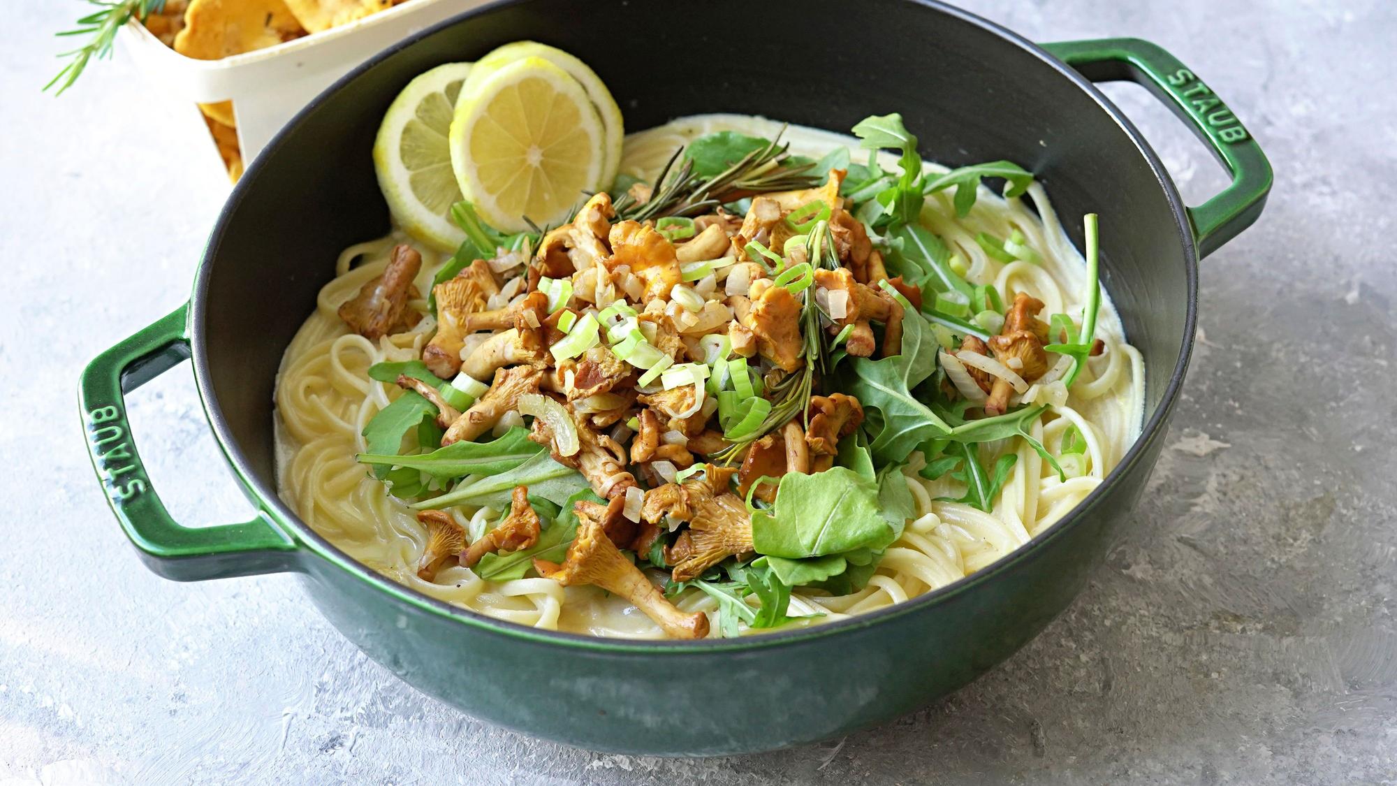 Leicht, fein, wunderbar aromatisch: Diese Pasta bringt Sommerfrische mit Zitronen und den Waldduft von Pfifferlingen gekonnt zusammen.