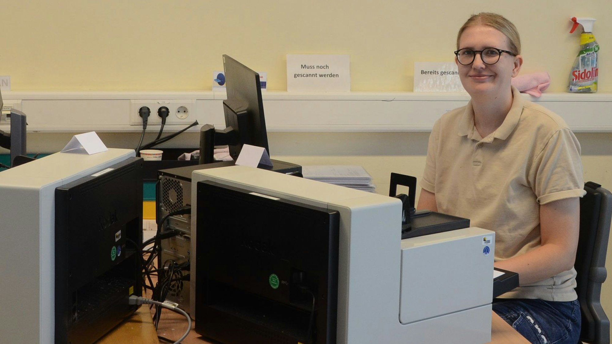 Die Rhein Sieg Werkstätten der Lebenshilfe übernehmen in der Intec die Digitalisierung von großen Aktenbeständen aus der öffentlichen Verwaltung und von privaten Kunden.
Stefan Schlichenmeier ist Gruppenleiter dort