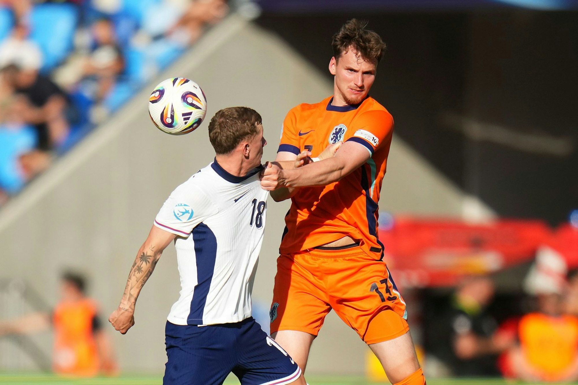 Rav van den Berg (l) ist der zehnte Neuzugang des 1. FC Köln.