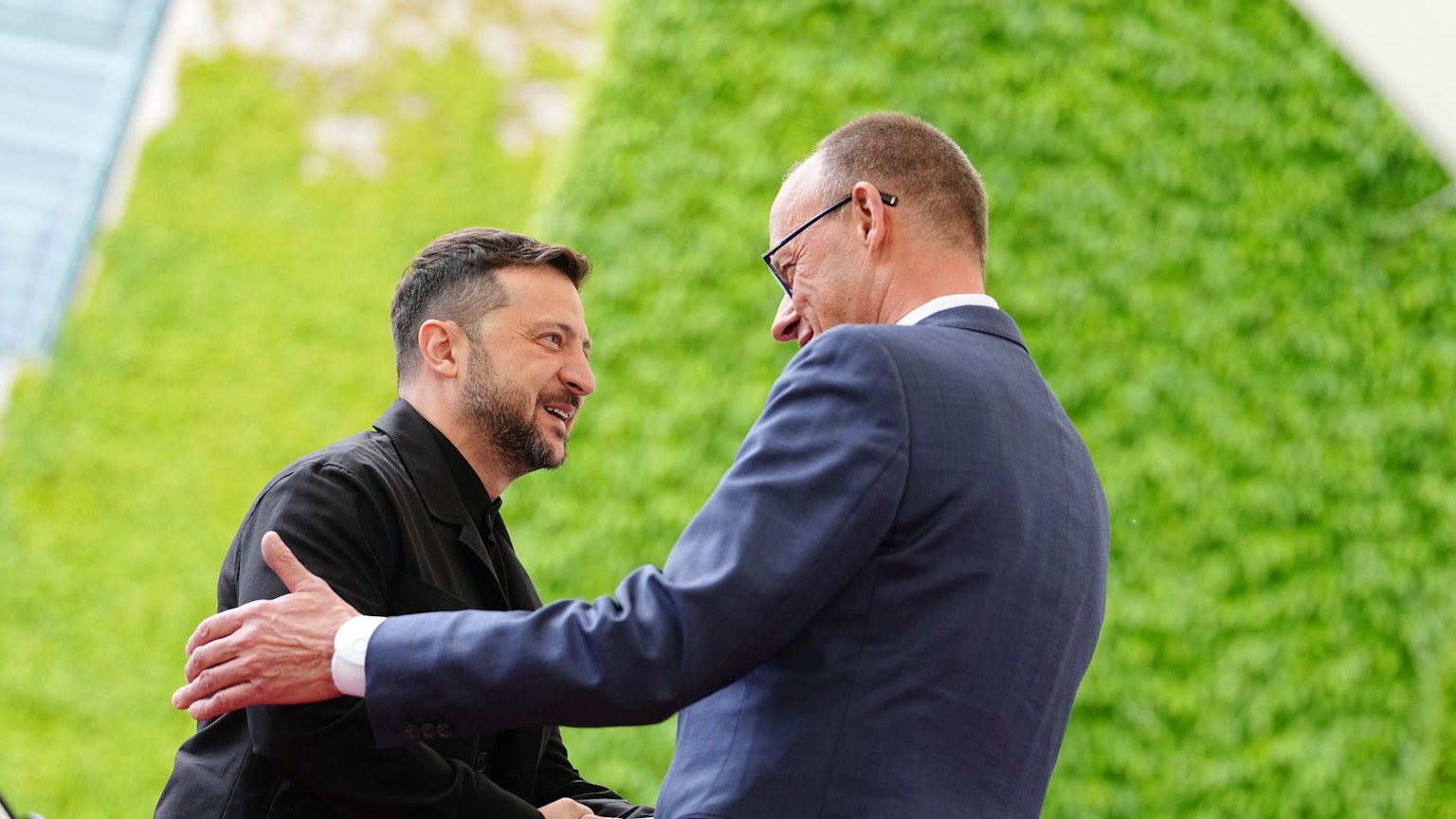 Wolodymyr Selenskyj (l), Präsident der Ukraine, wird von Bundeskanzler Friedrich Merz (CDU) vor dem Bundeskanzleramt begrüßt.