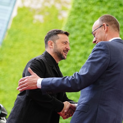Wolodymyr Selenskyj (l), Präsident der Ukraine, zusammen mit Bundeskanzler Friedrich Merz (CDU) vor dem Bundeskanzleramt. (Archivbild)