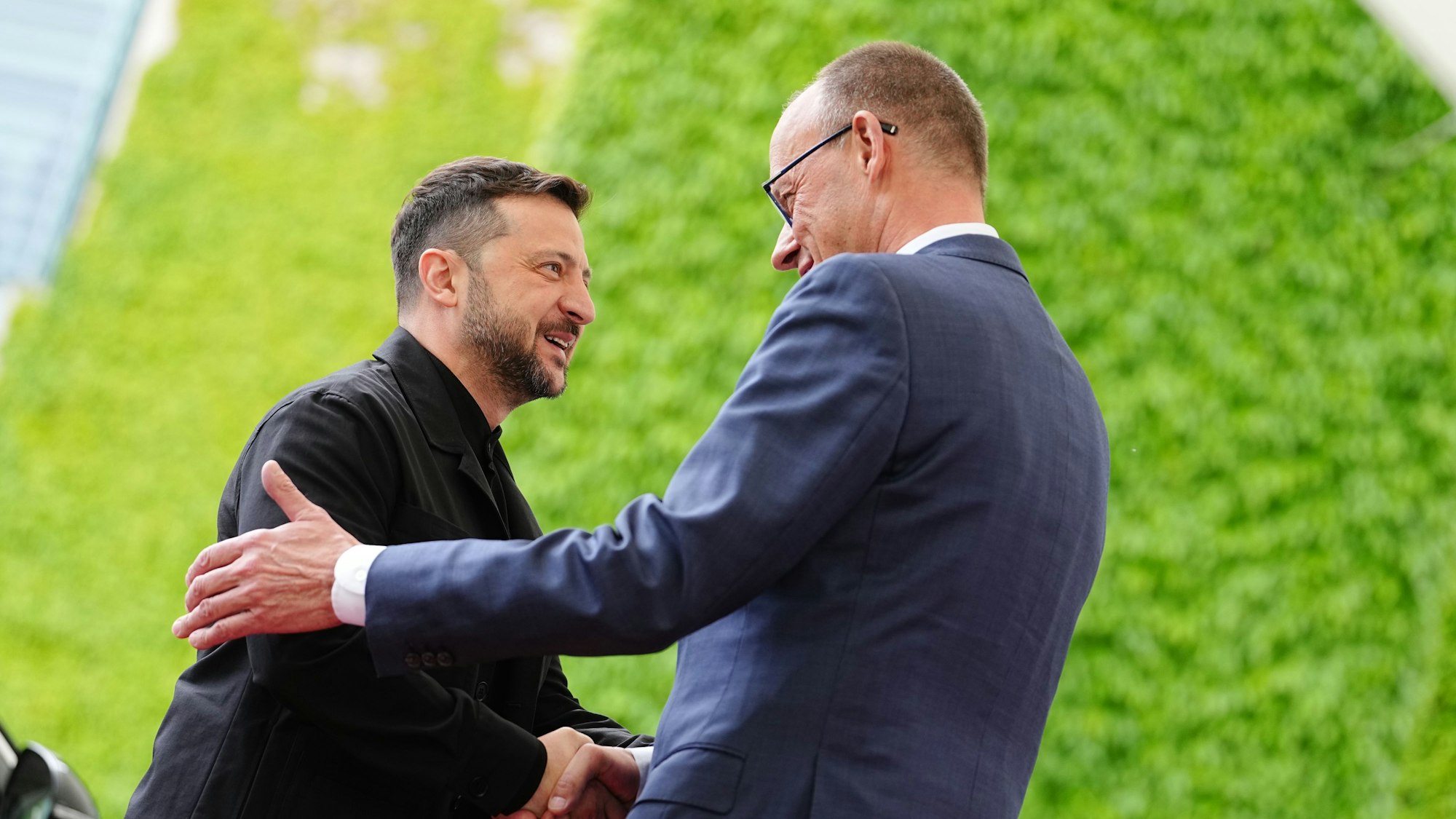 Wolodymyr Selenskyj (l), Präsident der Ukraine, zusammen mit Bundeskanzler Friedrich Merz (CDU) vor dem Bundeskanzleramt. (Archivbild)