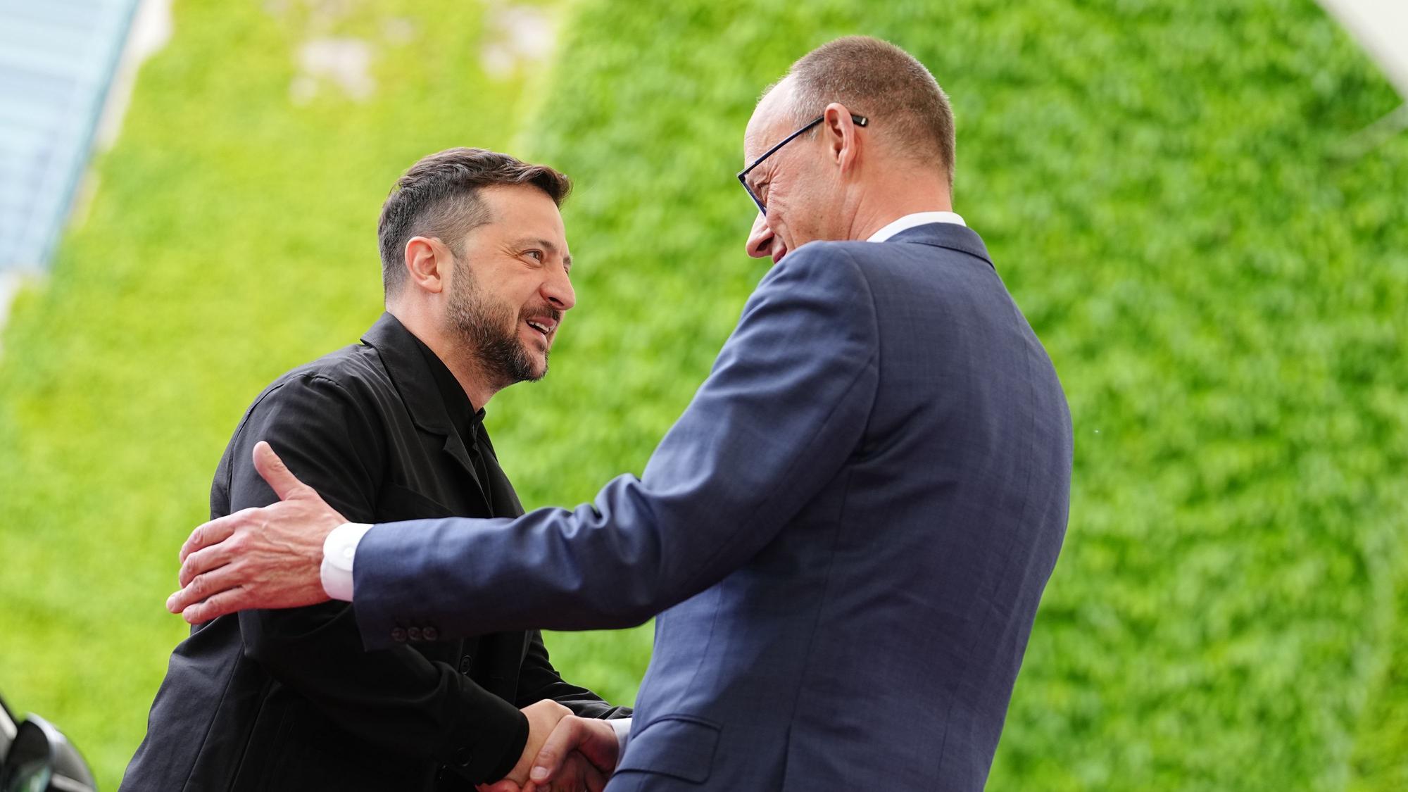 Wolodymyr Selenskyj (l), Präsident der Ukraine, wird von Bundeskanzler Friedrich Merz (CDU) vor dem Bundeskanzleramt begrüßt.