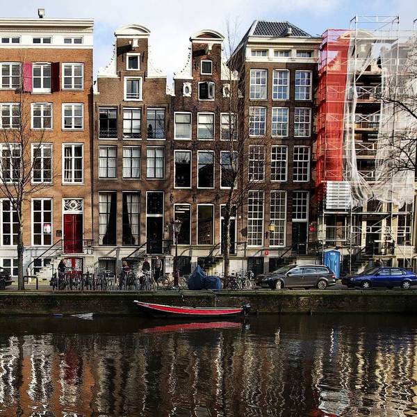 ARCHIV - Häuser an der Herengracht spiegeln sich im Wasser in Amsterdam, Niederlande.