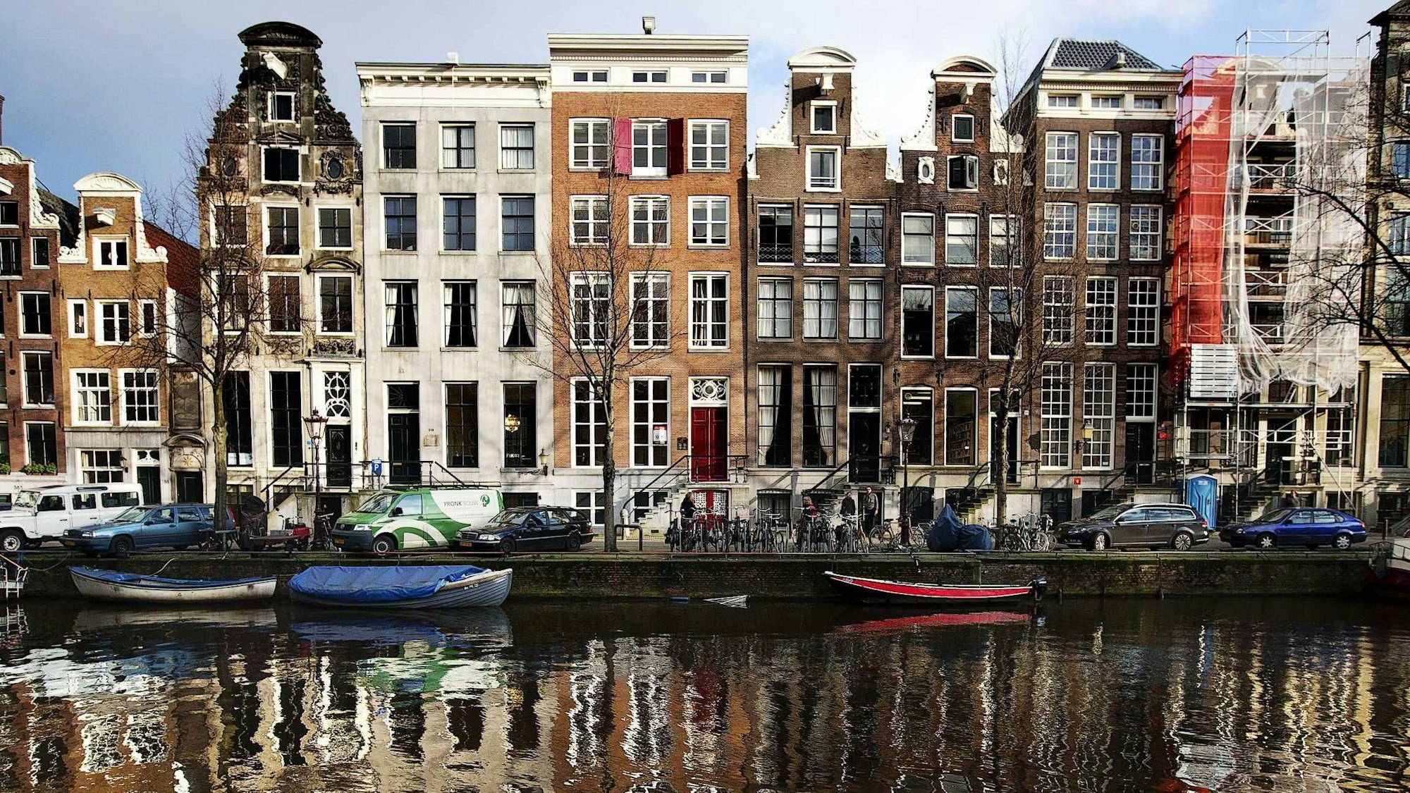 ARCHIV - Häuser an der Herengracht spiegeln sich im Wasser in Amsterdam, Niederlande.