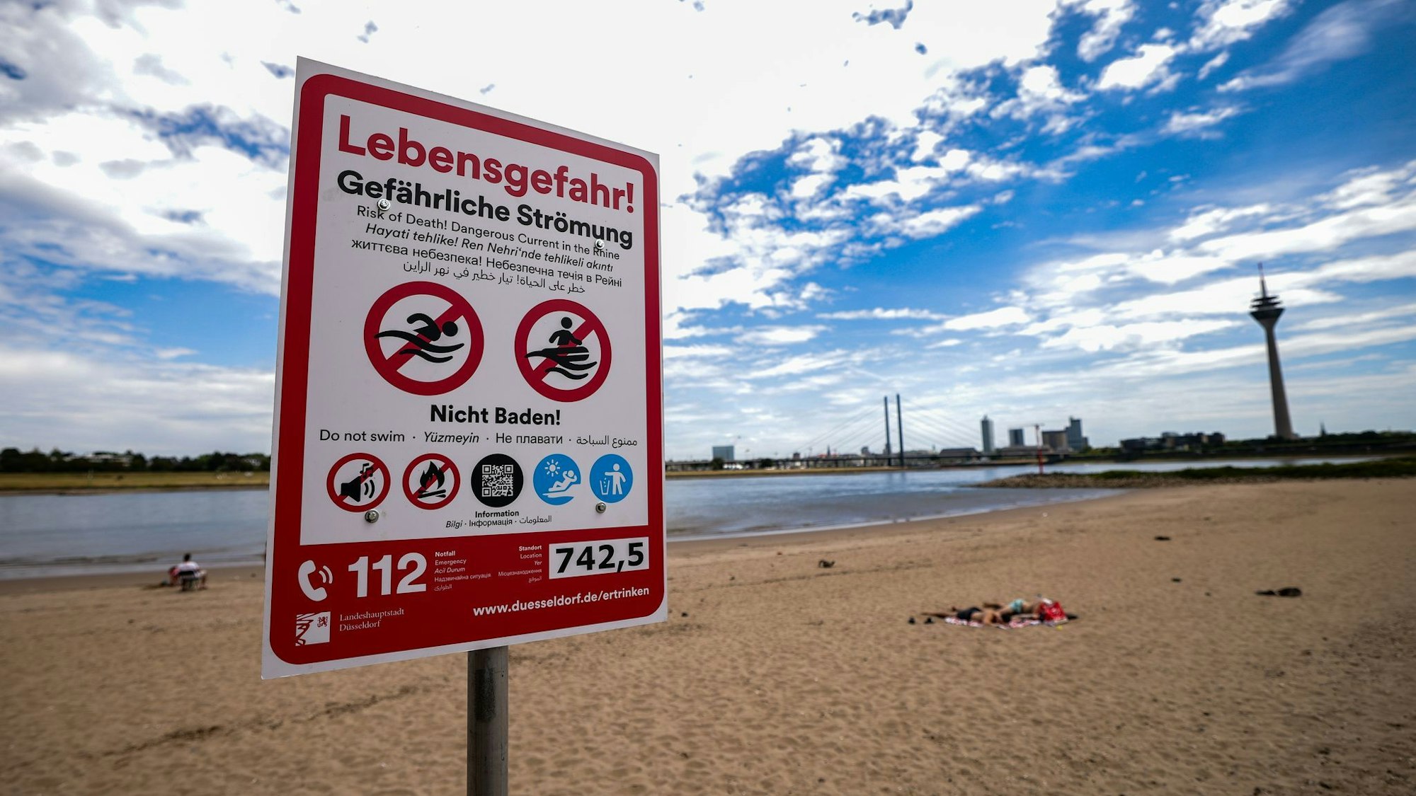 Die Stadt Düsseldorf bereitet mit Hochdruck ein Badeverbot im Rhein vor. (Archivbild)