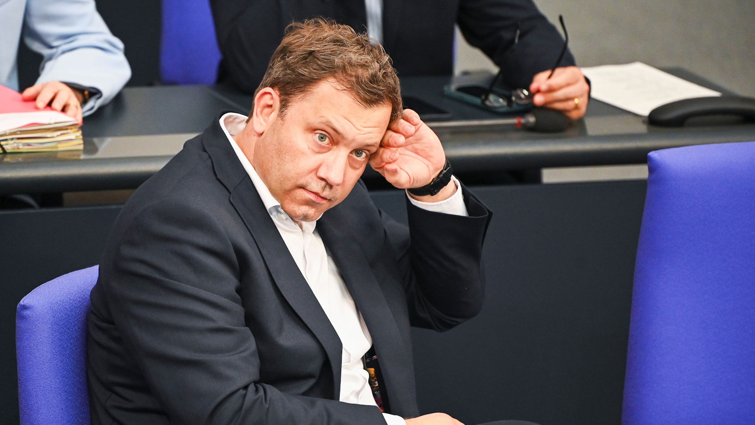 Lars Klingbeil (SPD), Bundesminister der Finanzen, Vizekanzler und SPD-Bundesvorsitzender, sitzt im Bundestag.
