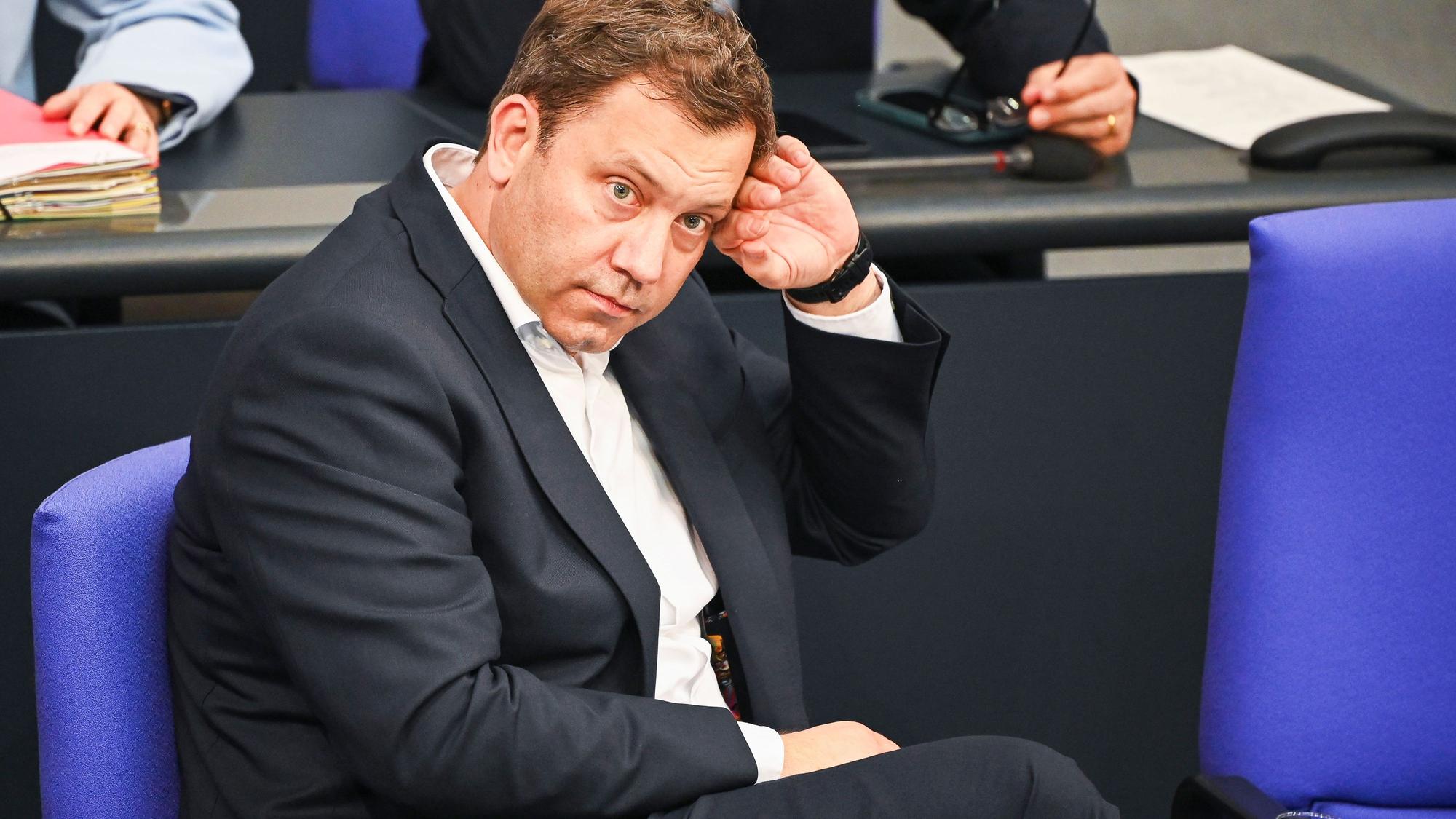 Lars Klingbeil (SPD), Bundesminister der Finanzen, Vizekanzler und SPD-Bundesvorsitzender, sitzt im Bundestag.