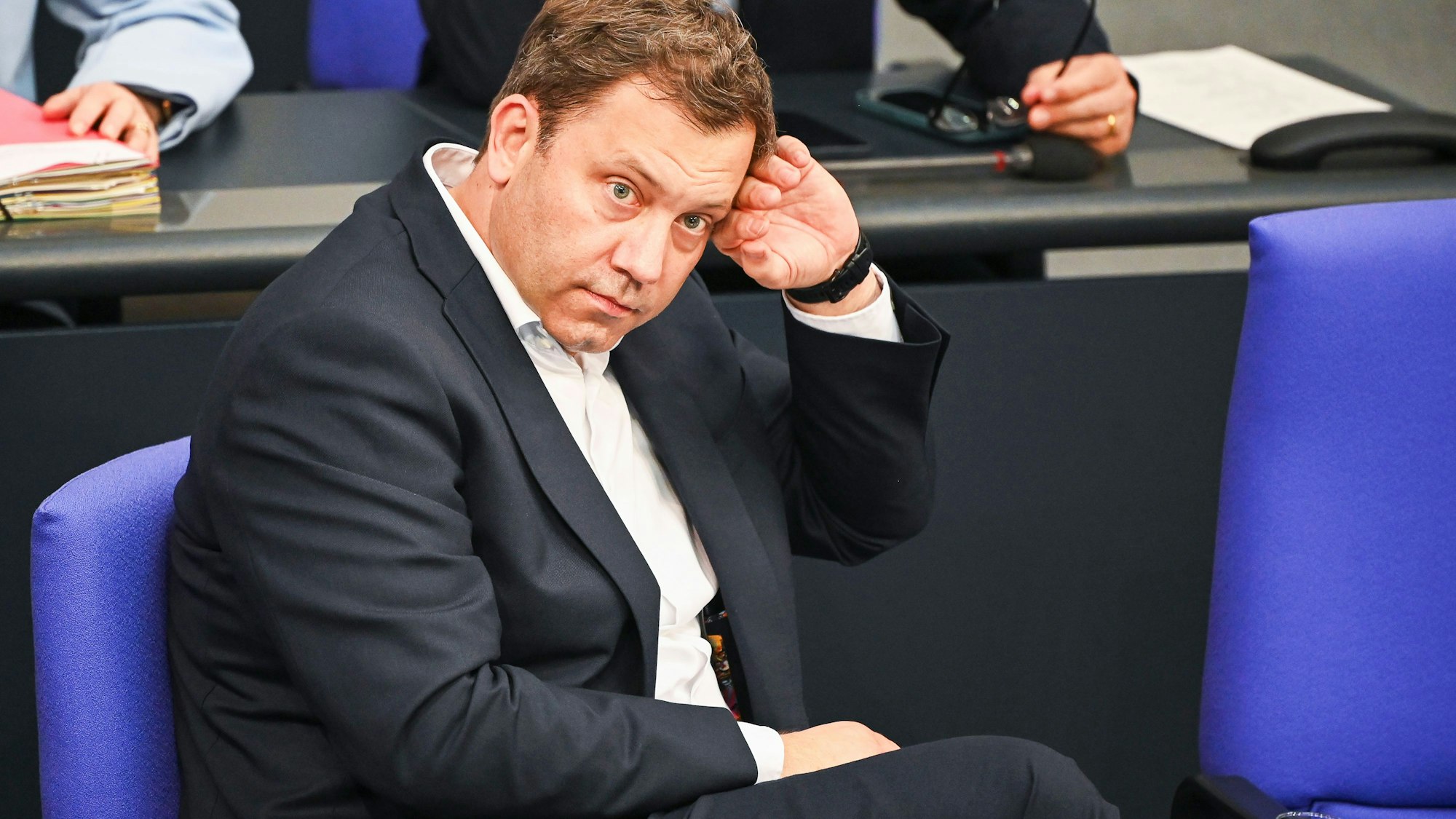 Lars Klingbeil (SPD), Bundesminister der Finanzen, Vizekanzler und SPD-Bundesvorsitzender, sitzt im Bundestag.