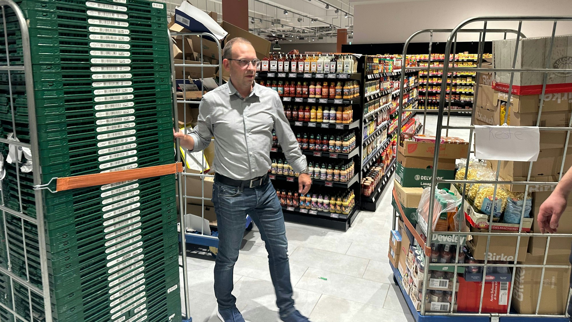 Edeka-Bezirksleiter Christoph Kessel beim Einräumen der Waren.