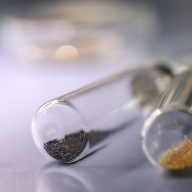 Mikroplastik in Glasröhrchen liegt auf dem Laborschiff des Landesamtes für Natur, Umwelt und Klima (LANUK), Max Prüss, im Labor auf dem Tisch.