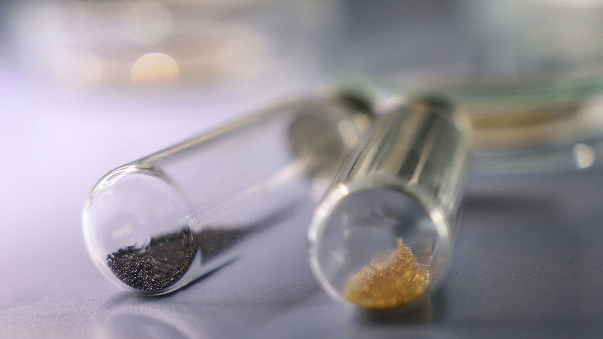 Mikroplastik in Glasröhrchen liegt auf dem Laborschiff des Landesamtes für Natur, Umwelt und Klima (LANUK), Max Prüss, im Labor auf dem Tisch.