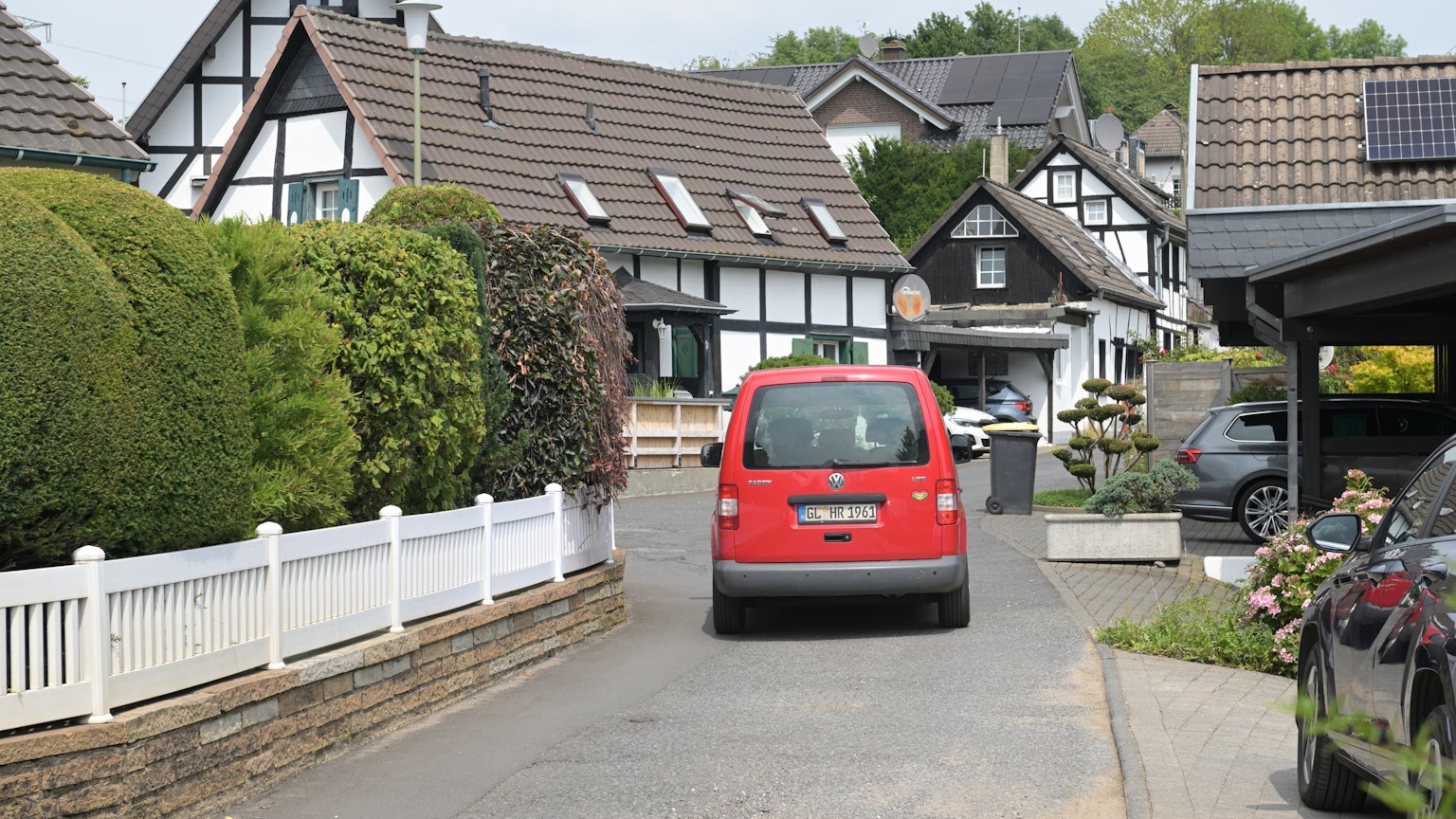 Die Durchfahrt in Rösrath-Menzlingen ist sehr eng. Unstrittig ist daher, dass der Verkehr zu beschränken ist. Strittig ist das Wie.