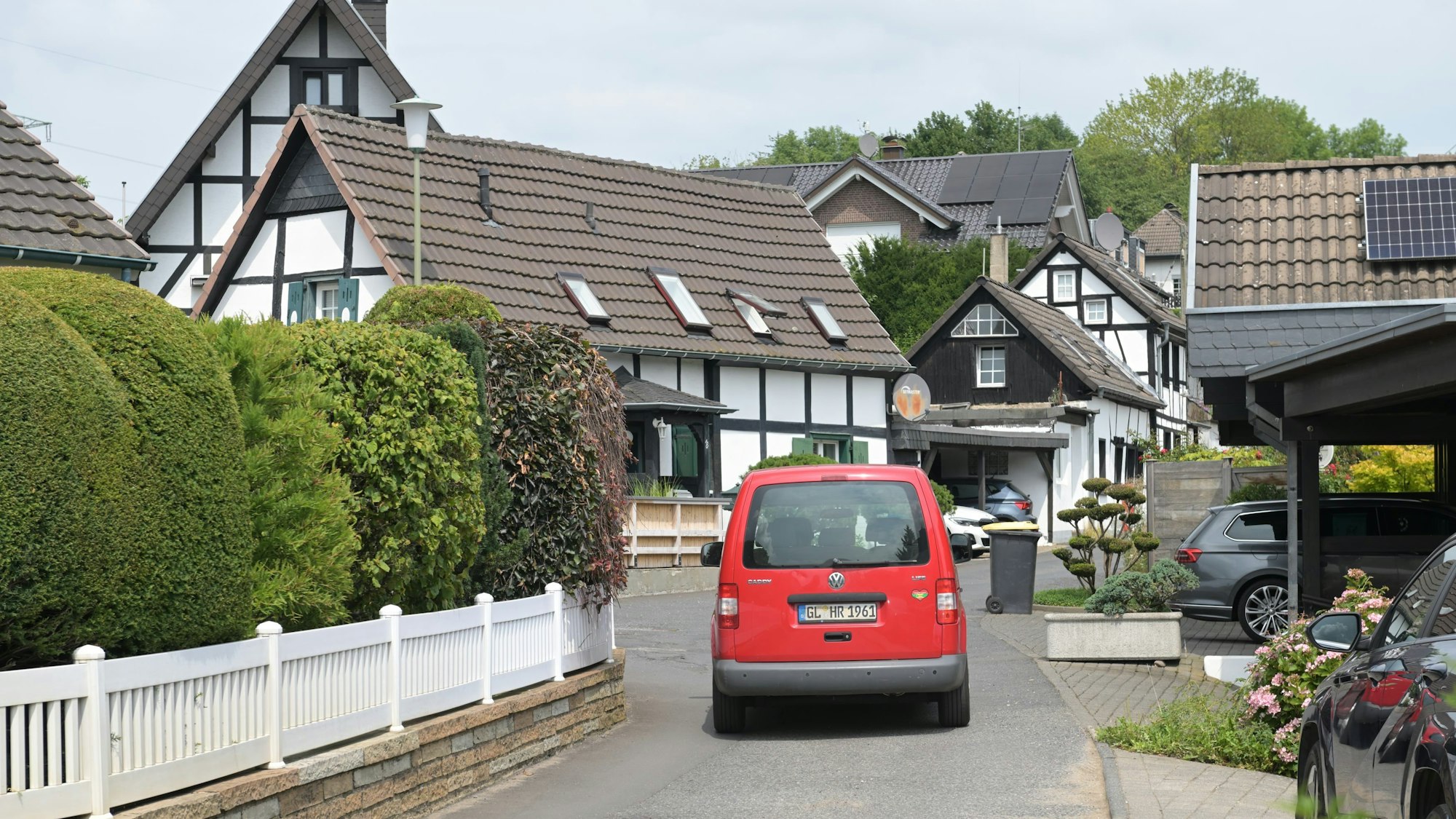 Sehr eng ist die Durchfahrt durch den Rösrather Ortsteil Menzlingen. Für überörtlichen Verkehr fehlt der Platz.