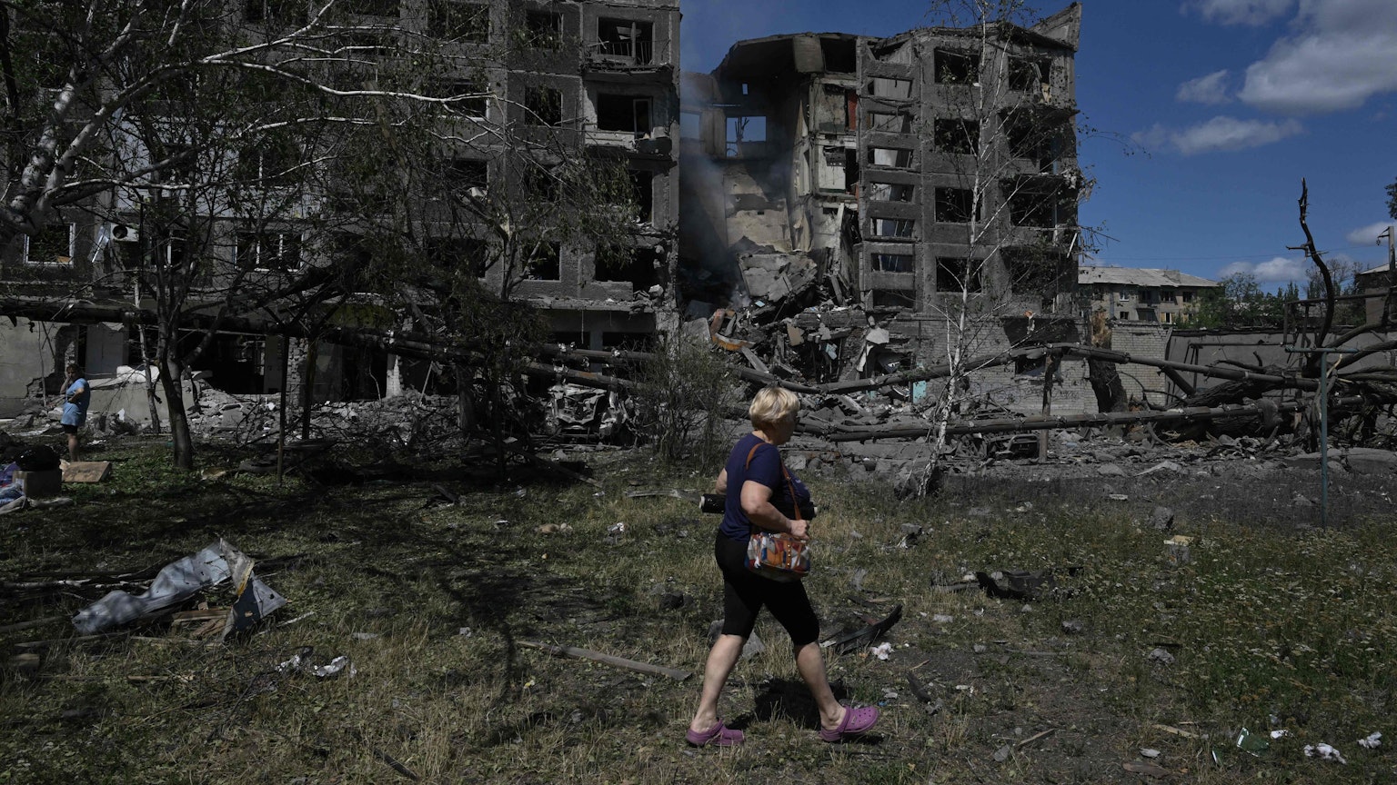 Die Zerstörung geht weiter: Hier ein von einem russischen Luftchlag schwer beschädigtes Gebäude in Bilozerske