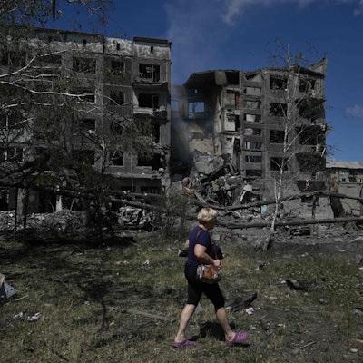 Die Zerstörung geht weiter: Hier ein von einem russischen Luftchlag schwer beschädigtes Gebäude in Bilozerske