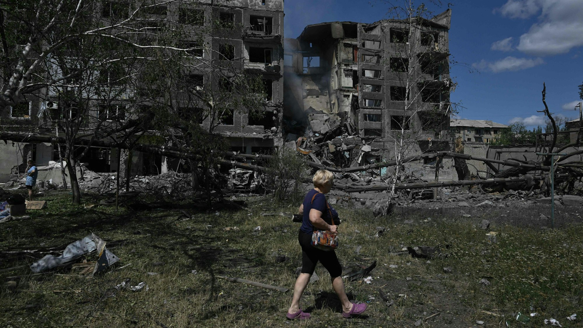 Die Zerstörung geht weiter: Hier ein von einem russischen Luftchlag schwer beschädigtes Gebäude in Bilozerske