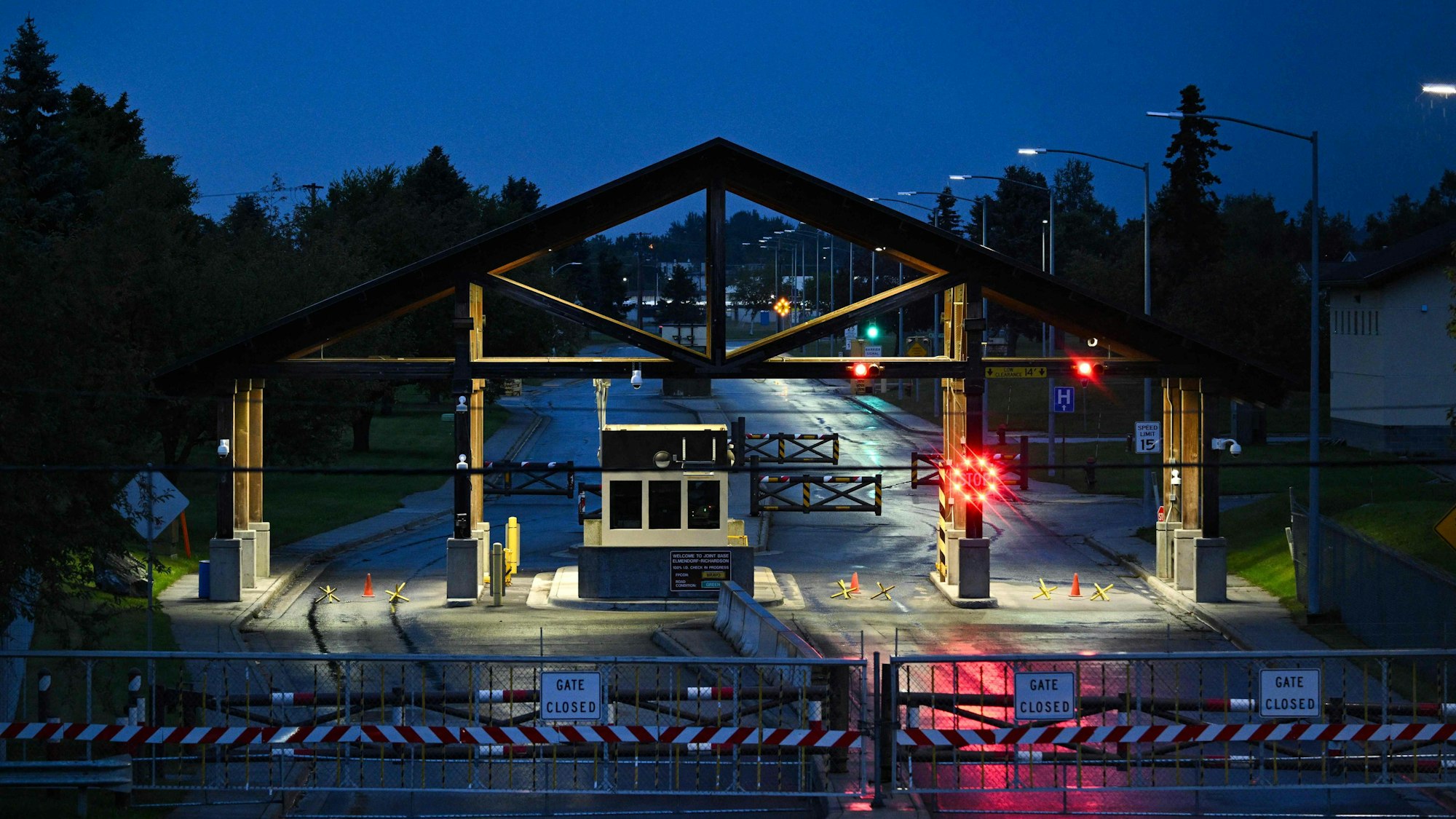 Der Eingang zum Militärstützpunkt von Elmendorf-Richardson in Anchorage, Alaska, bei Nacht.