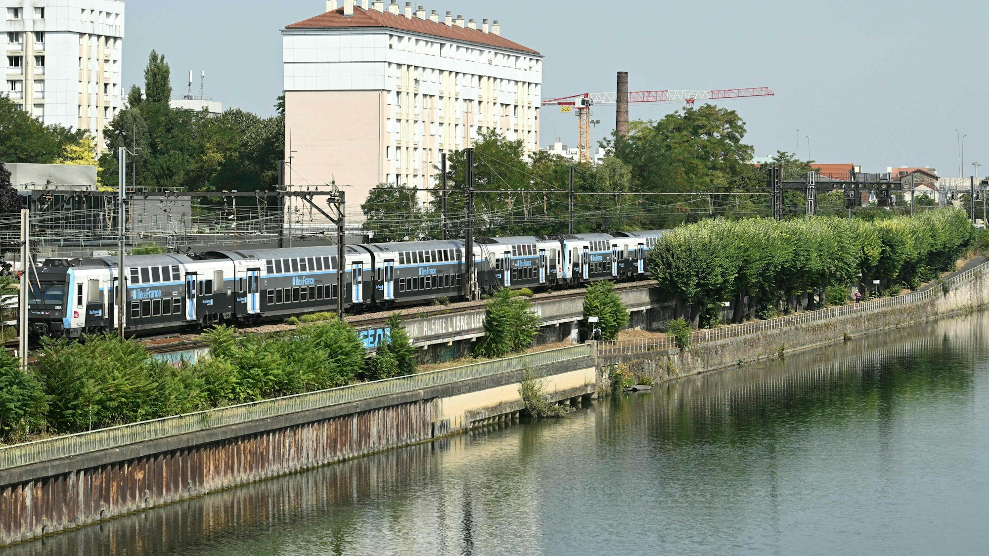 This photograph taken in Choisy-le-Roi, on the outskirts of Paris, on August 14, 2025 shows the Seine river where firefighters were called to pulled out four men's bodies from the river on August 13, 2025, after an alert was raised by a passenger travelling on the RER C train, who reported seeing a body floating in the Seine, according to police sources. (Photo by Bertrand GUAY / AFP)