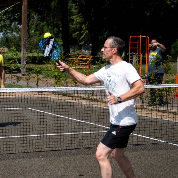 Das Bild zeigt den Bürgermeister, der sich im wahrsten Sinne einen Schlagabtausch mit dem Geschäftsführer des Kreissportbunds liefert.