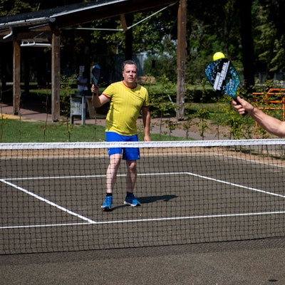 Das Bild zeigt den Bürgermeister, der sich im wahrsten Sinne einen Schlagabtausch mit dem Geschäftsführer des Kreissportbunds liefert.