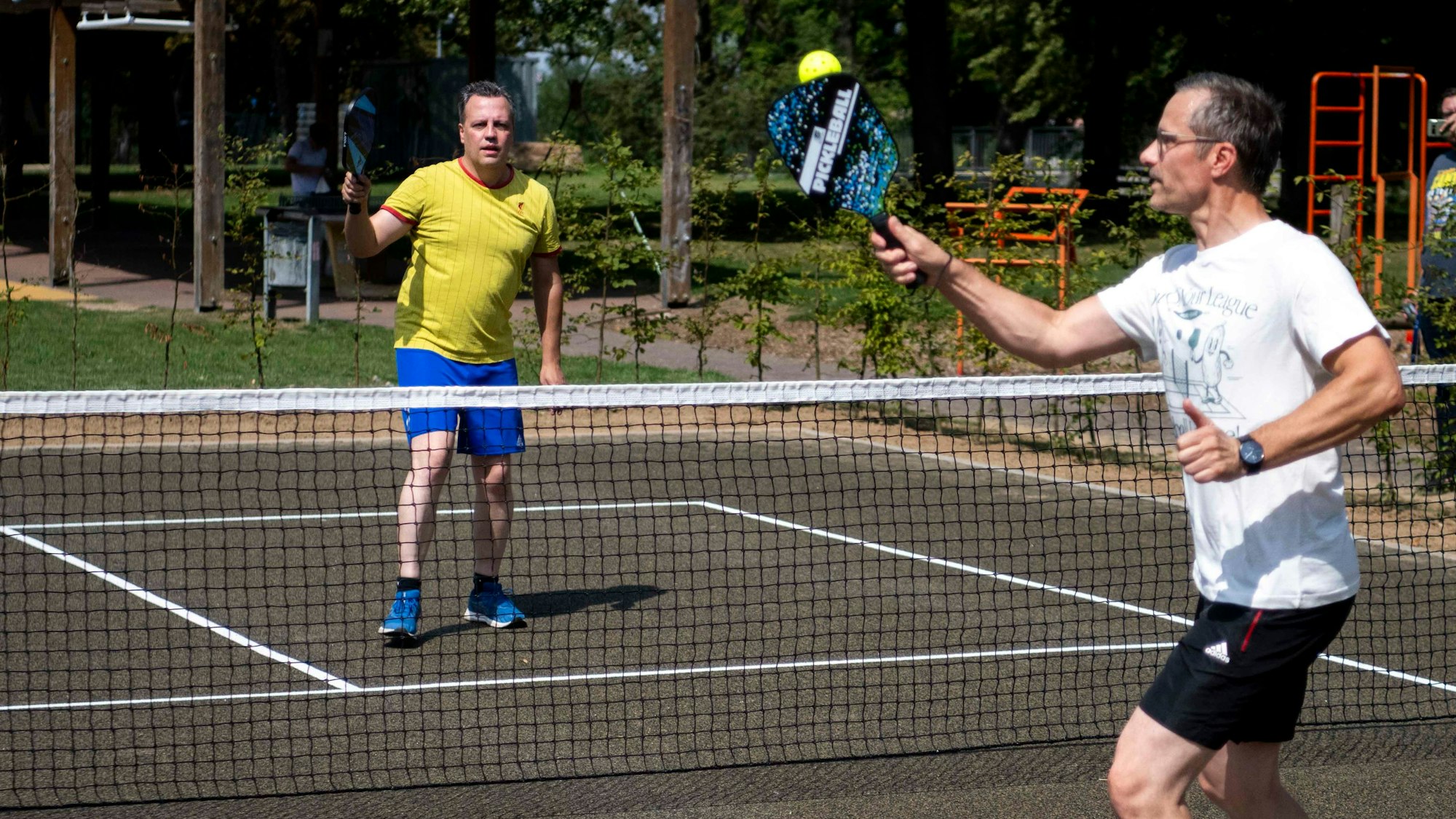 Das Bild zeigt den Bürgermeister, der sich im wahrsten Sinne einen Schlagabtausch mit dem Geschäftsführer des Kreissportbunds liefert.