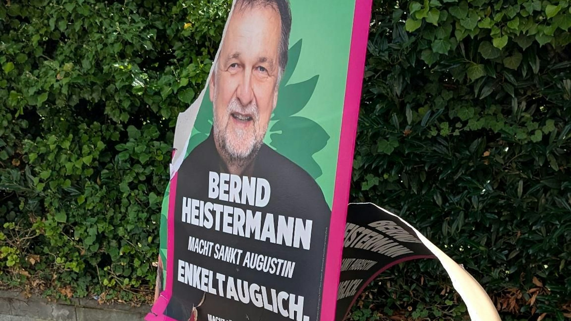 Stark beschädigt wurde das Plakat von Bernd Heistermann.