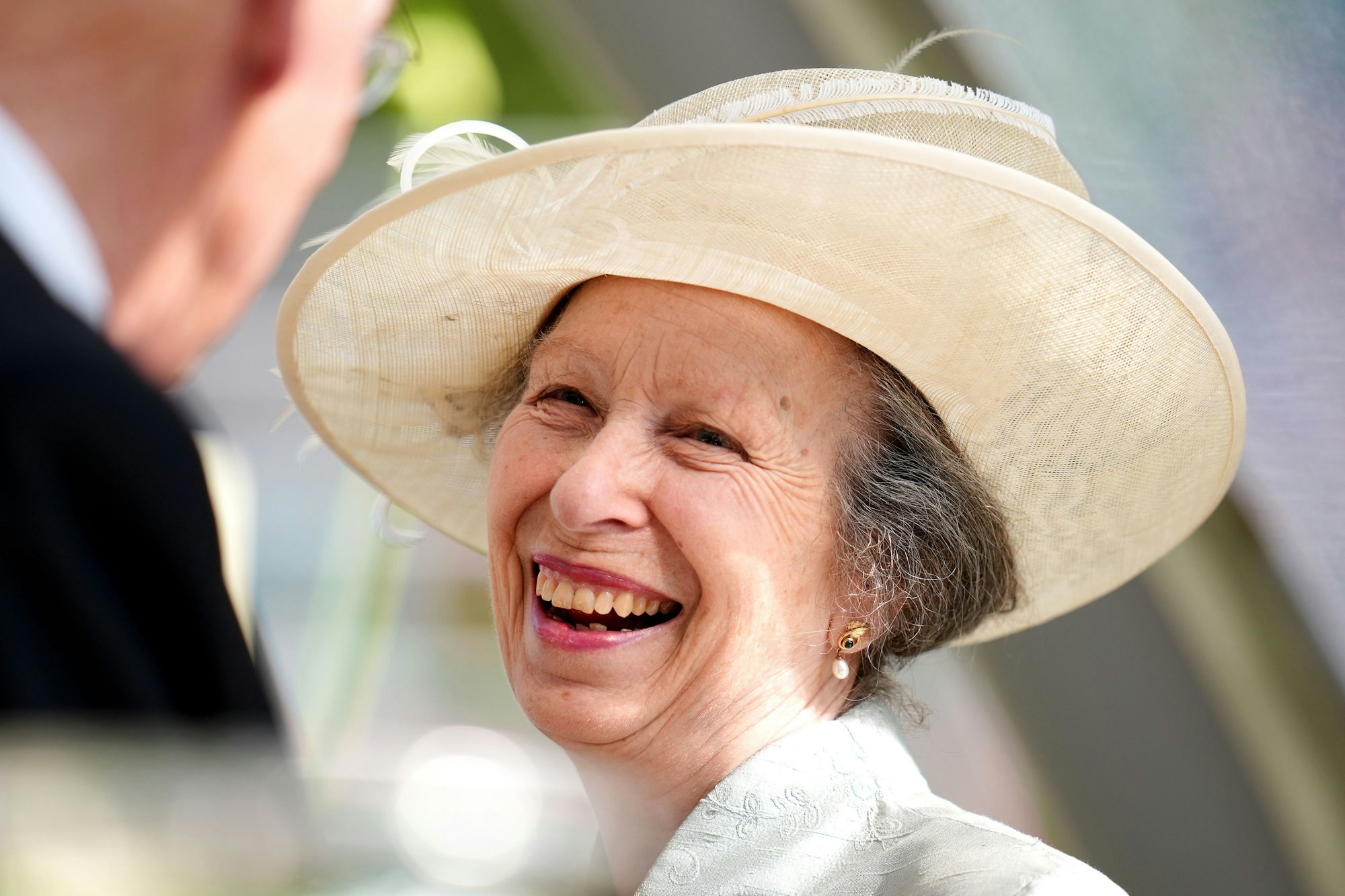 ARCHIV - 17.06.2025, Großbritannien, Ascot: Die britische Prinzessin Anne lacht am ersten Tag von Royal Ascot im Juni. (zu dpa: «Ein normales royales Leben? Prinzessin Anne wird 75») Foto: John Walton/PA Wire/dpa +++ dpa-Bildfunk +++