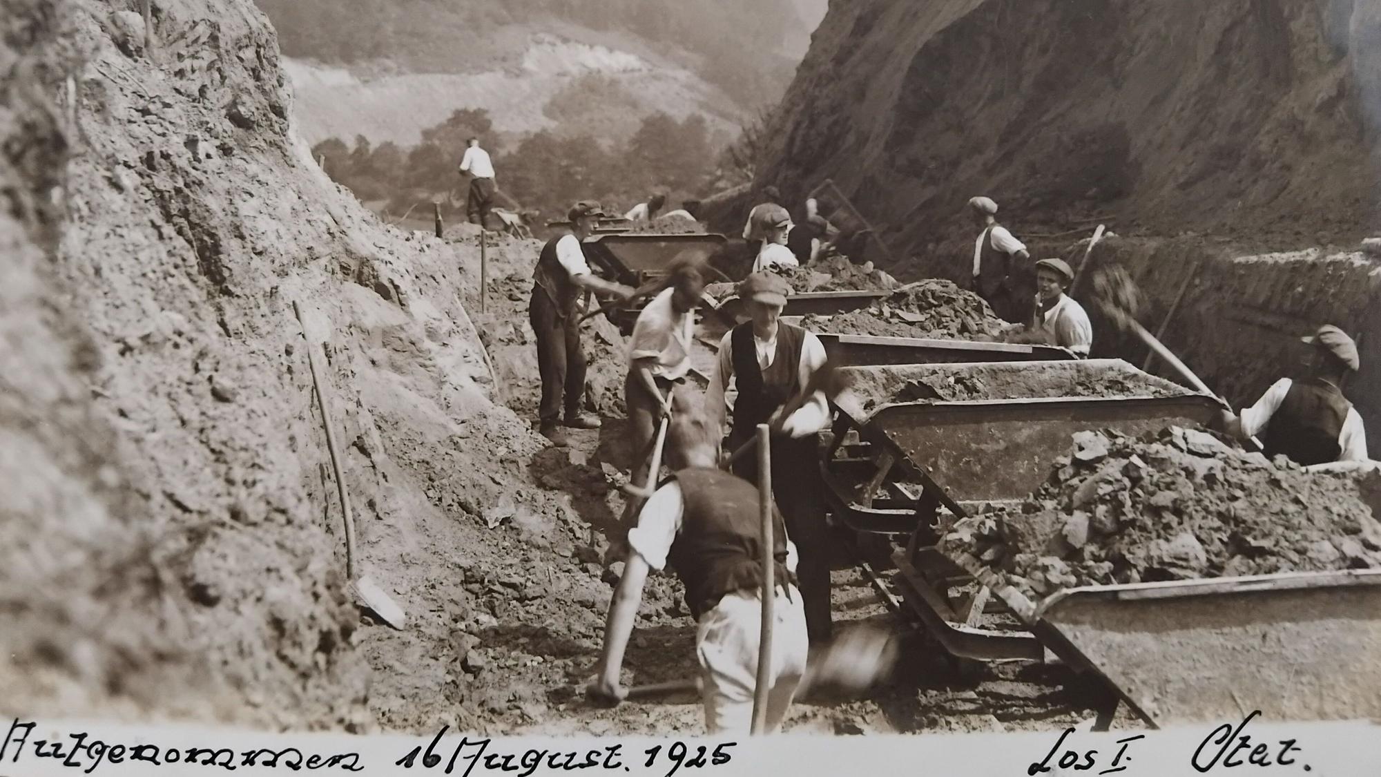 Die Loren dienten dem Transport von Baumaterial. Die Schienen wurden später abgebaut.