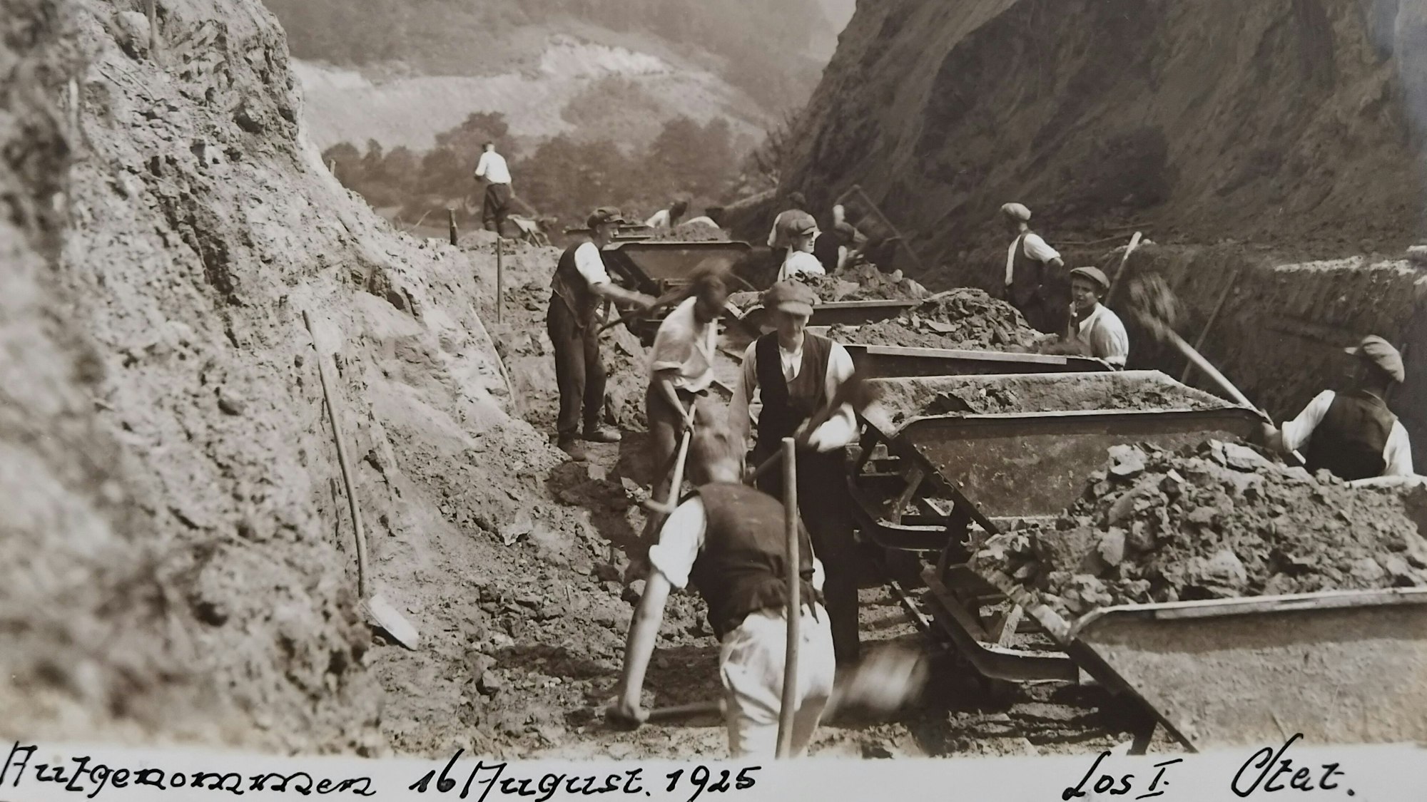 Die Loren dienten dem Transport von Baumaterial. Die Schienen wurden später abgebaut.