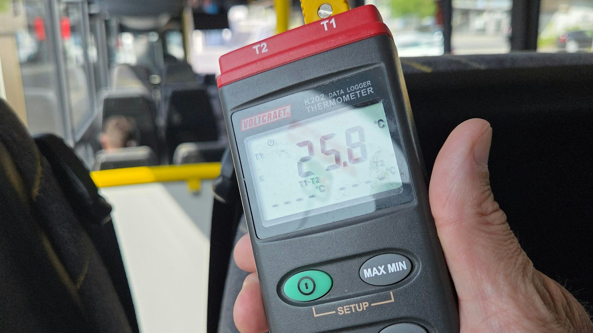 Im klimatisierten Bus landen wir bei einer Temperatur von rund 26 Grad.