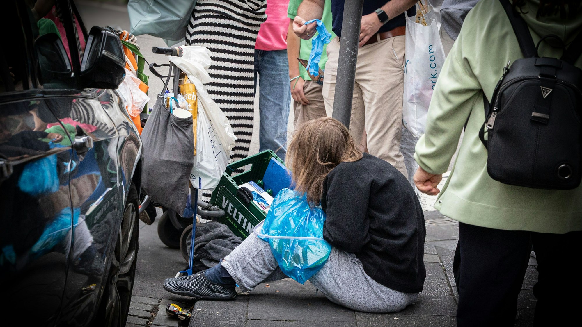 Eine drogenkranke Frau sitzt in der Lungengasse am Neumarkt auf der Straße. Am Kölner Neumarkt prägt eine offene Drogenszene das Stadtbild.