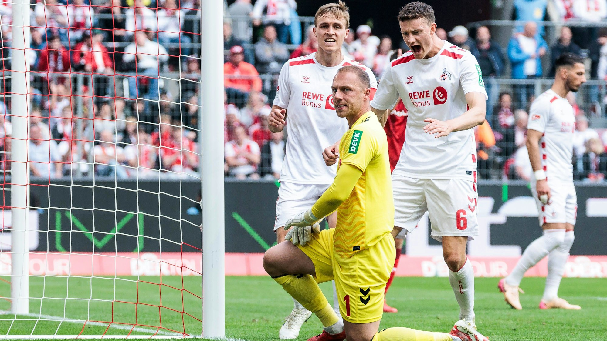 Die drei Kandidaten: Torwart Marvin Schwäbe hat wohl das Rennen um das Kapitänsamt beim 1. FC Köln gegen Timo Hübers (l.) und Eric Martel (r.) gemacht.