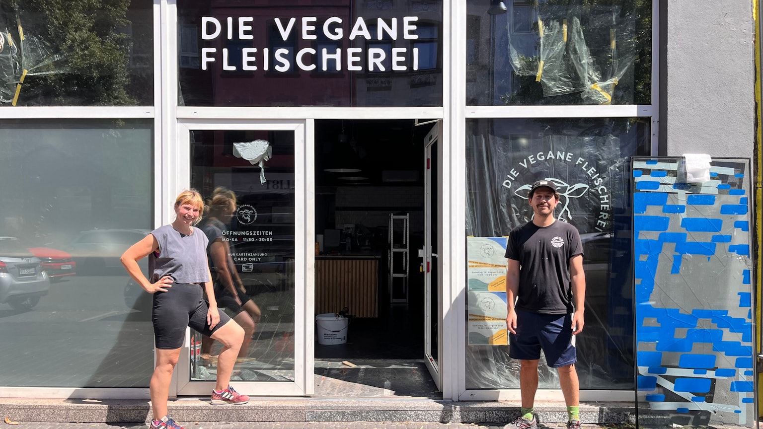 Saskia Kiesewetter und Jan Lachmann vor ihrer neuen Filiale in Ehrenfeld