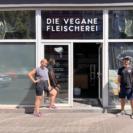 Saskia Kiesewetter und Jan Lachmann vor ihrer neuen Filiale in Ehrenfeld