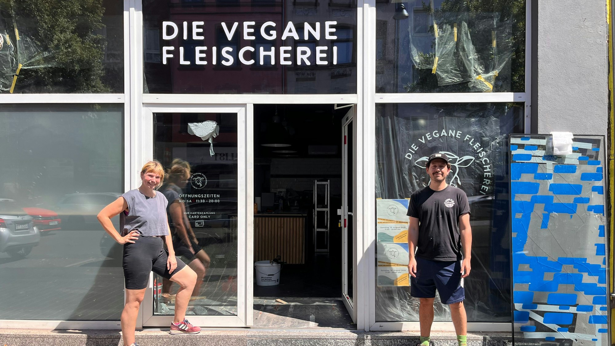 Saskia Kiesewetter und Jan Lachmann vor ihrer neuen Filiale in Ehrenfeld