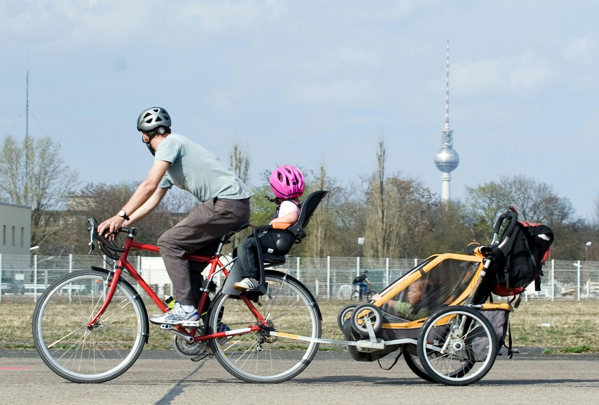 Die Straßenverkehrsordnung erlaubt den Transport von Kindern bis sieben Jahren nur in speziellen Sitzen oder Anhängern.
