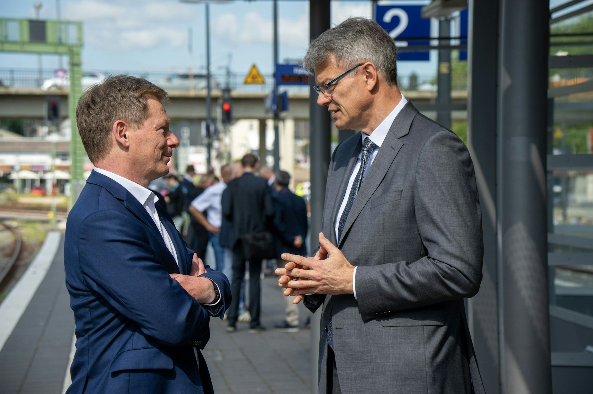 Wollte sich eigentlich erst später mit Personalfragen beschäftigen: Bundesverkehrsminister Patrick Schnieder (rechts).