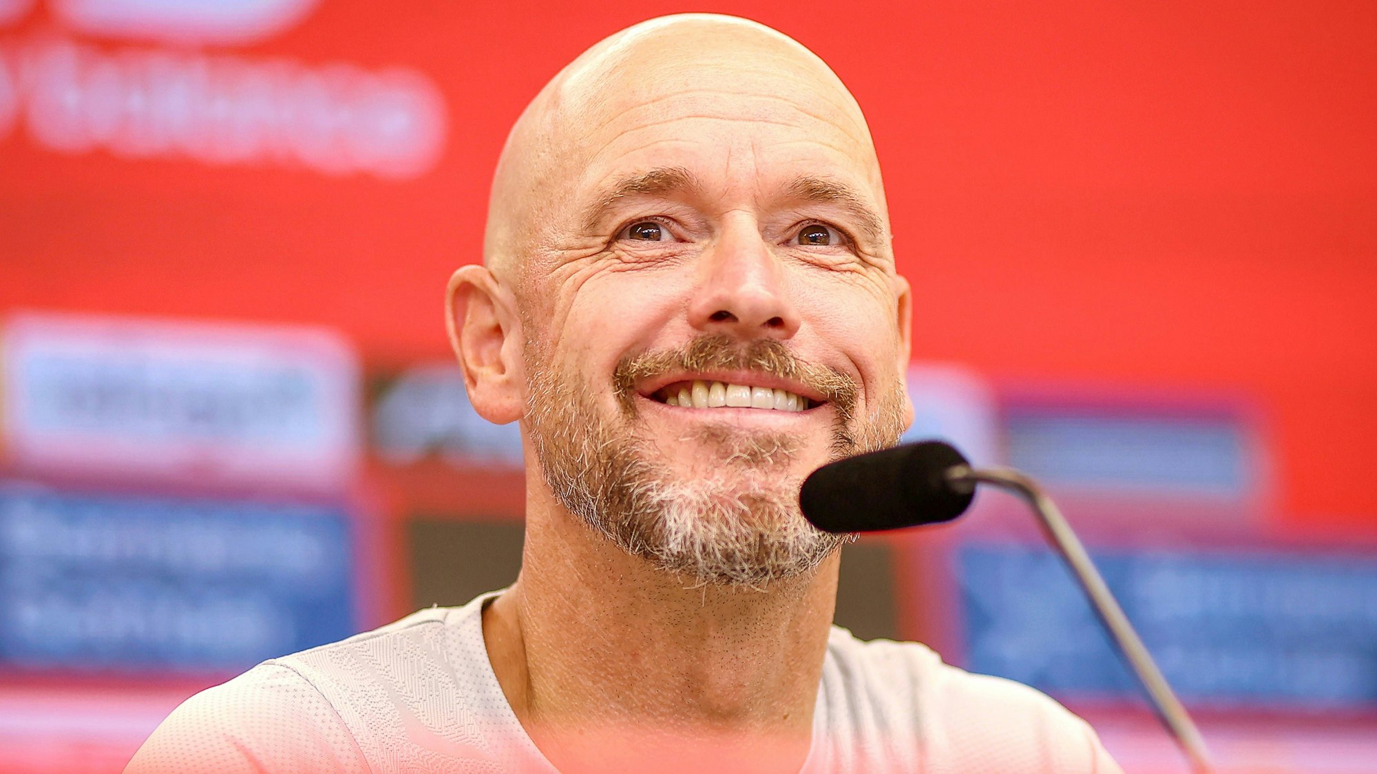 Trainer Erik ten Hag auf der Pressekonferenz vor dem DFB-Pokalspiel von Bayer 04 Leverkusen bei der SG Sonnenhof Großaspach.