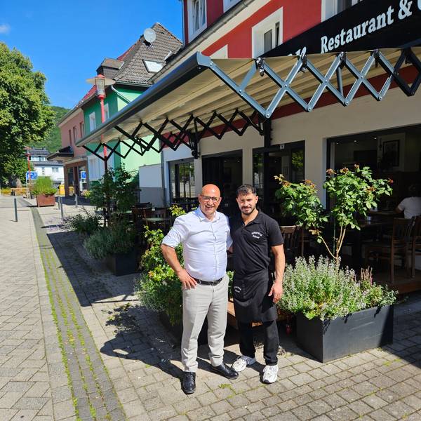 Cafer Kasisari und sein Sohn Mahmut stehen vor ihrem Restaurant.